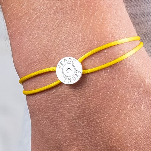 bracelet-porté-james-peace-jaune-2-min